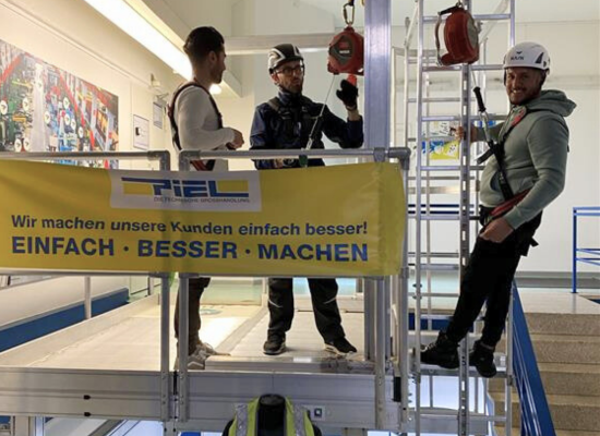 Training Persönliche Schutzausrüstung gegen Absturz